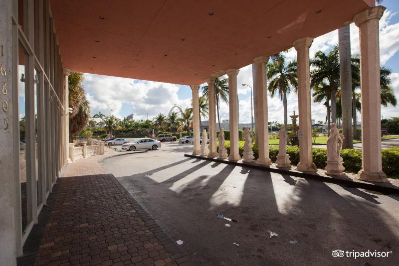 בית מלון כפרי Miami Gardens Inn & Suites