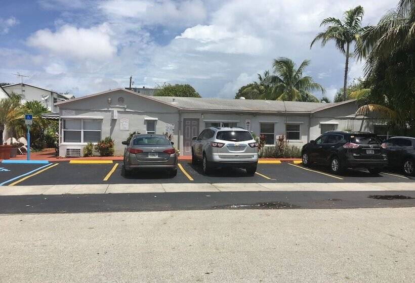 Richards Motel Courtyard