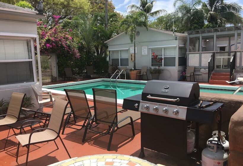 Richards Motel Courtyard