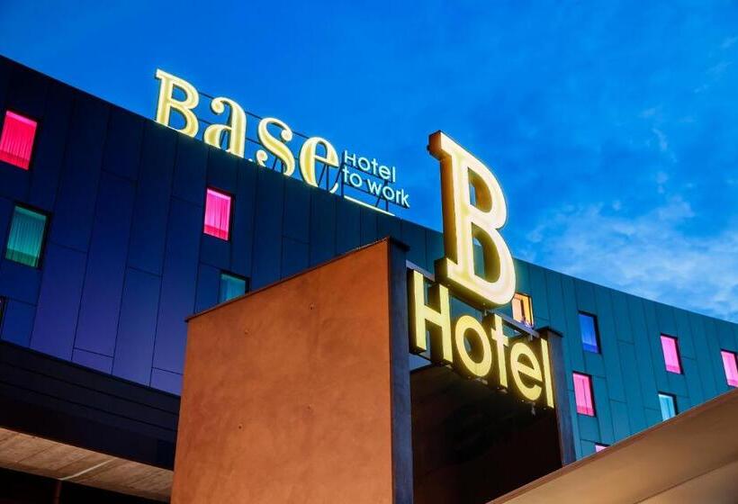 فندق Base