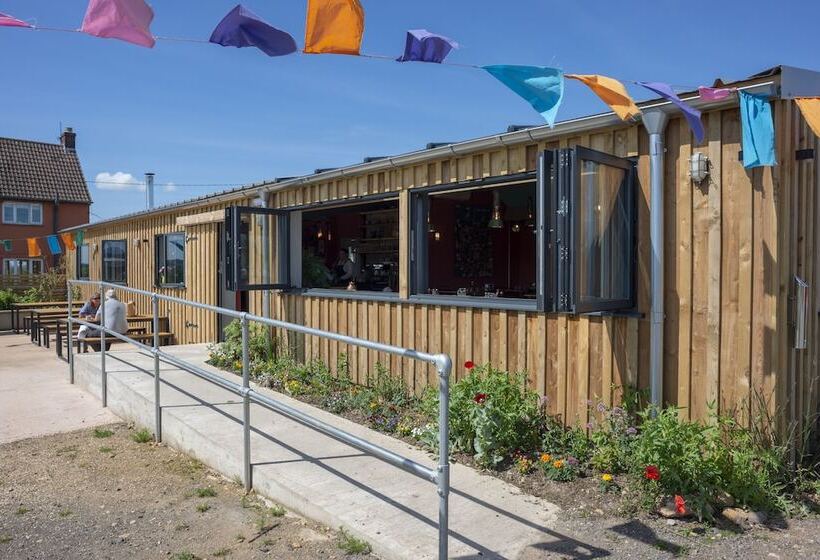 Charming Shepherds Hut With Wood Fired Hot Tub