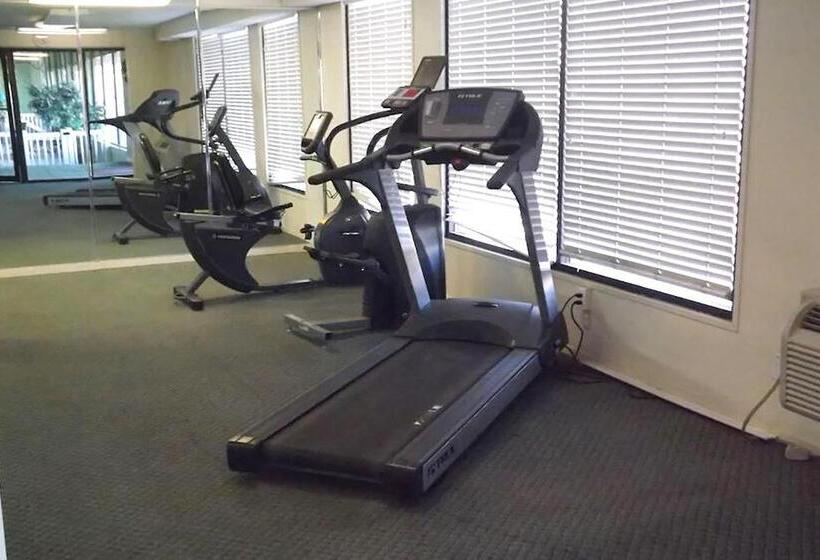 هتل Sky Palace Inn & Suites Mccook