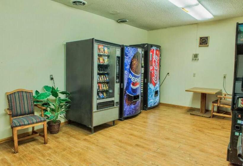 هتل Sky Palace Inn & Suites Mccook