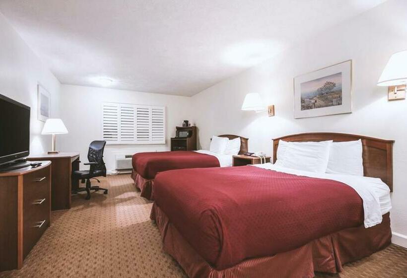 هتل Sky Palace Inn & Suites Mccook
