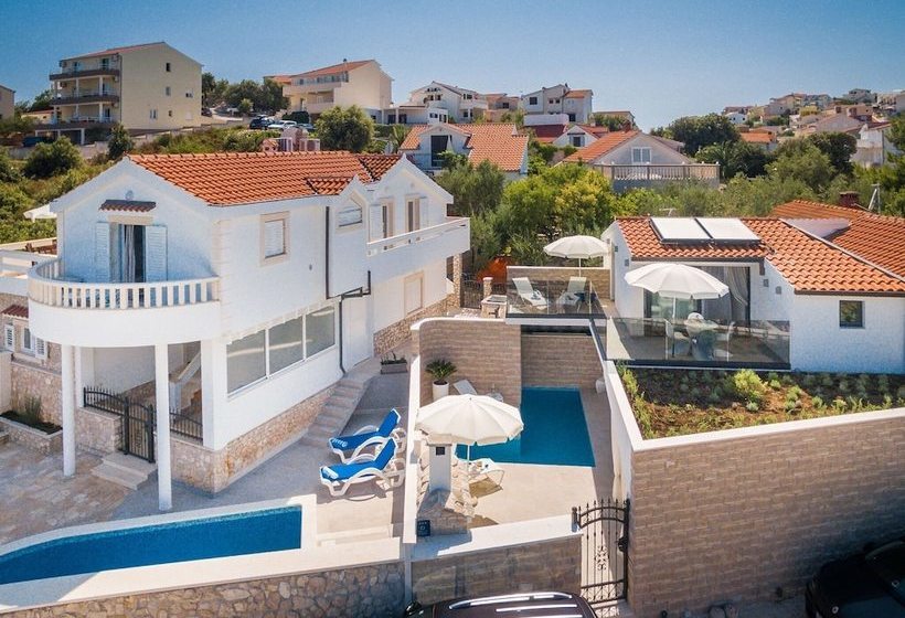 Beautiful Villa On The Coast In Sevid