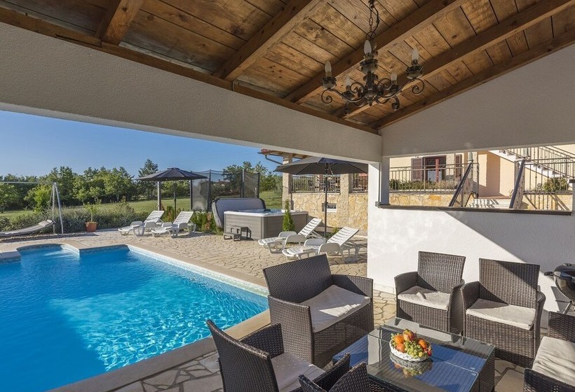 Villa For 8 Persons With Large Garden And Heated Pool In A Quiet Locality