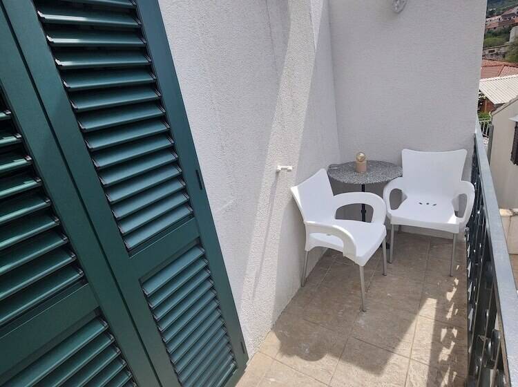 פנסיון Apartments Neva Supetar