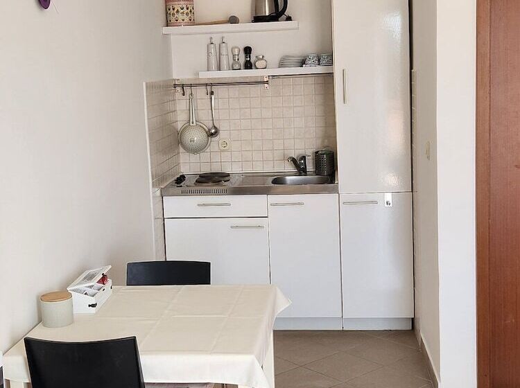 פנסיון Apartments Neva Supetar