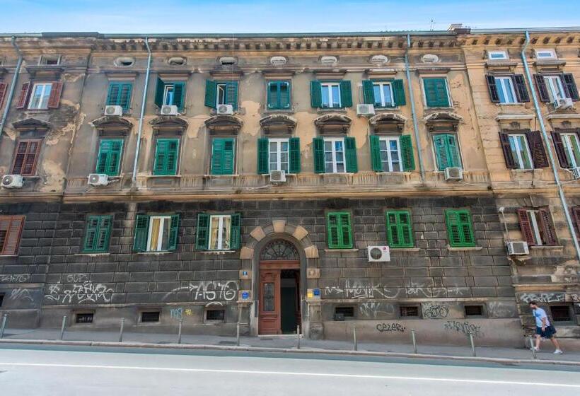 پانسیون Little Flower In City Center