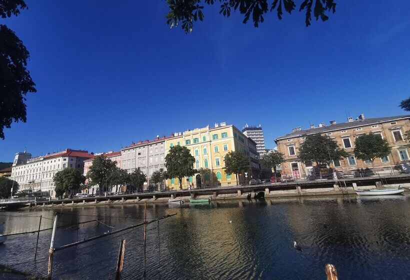 پانسیون Little Flower In City Center