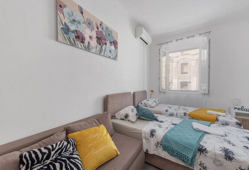 پانسیون Little Flower In City Center