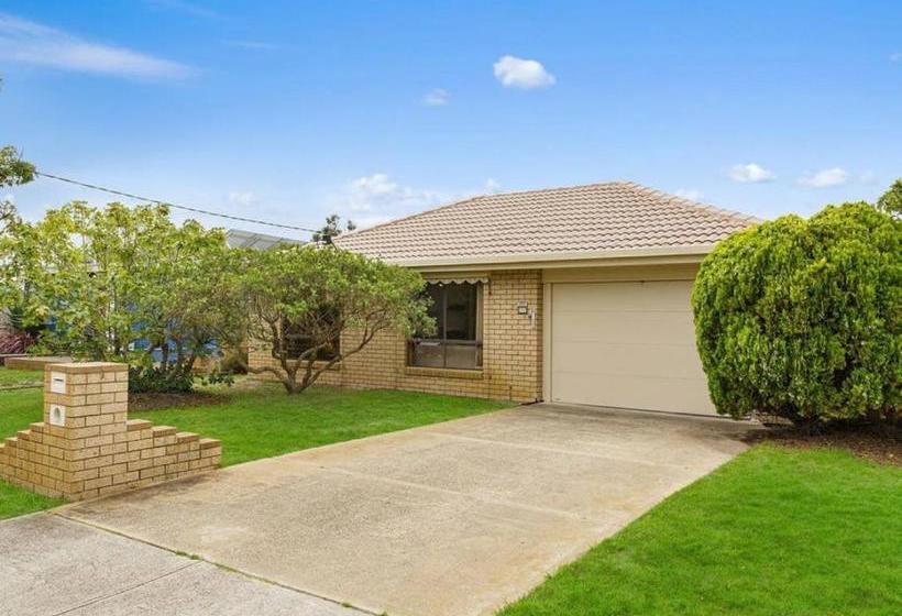 Bed and Breakfast Capel Family Home, Large Yard, Close To Beach