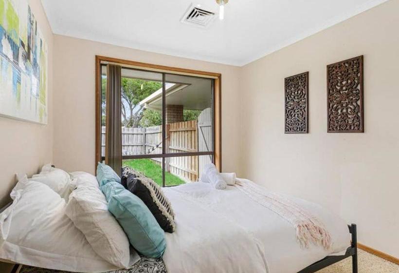 Bed and Breakfast Capel Family Home, Large Yard, Close To Beach