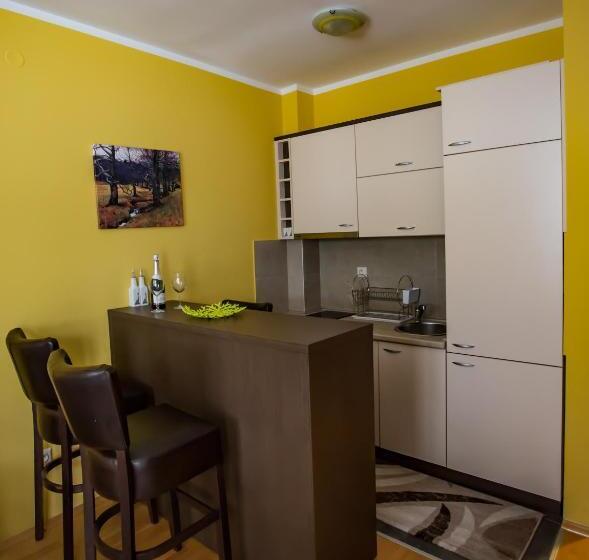 Foka Apartmani 30 M From Junior