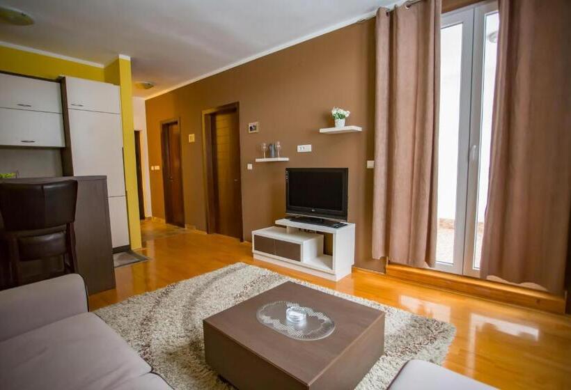 Foka Apartmani 30 M From Junior