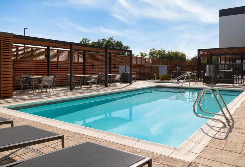 هتل Courtyard By Marriott Fresno Clovis