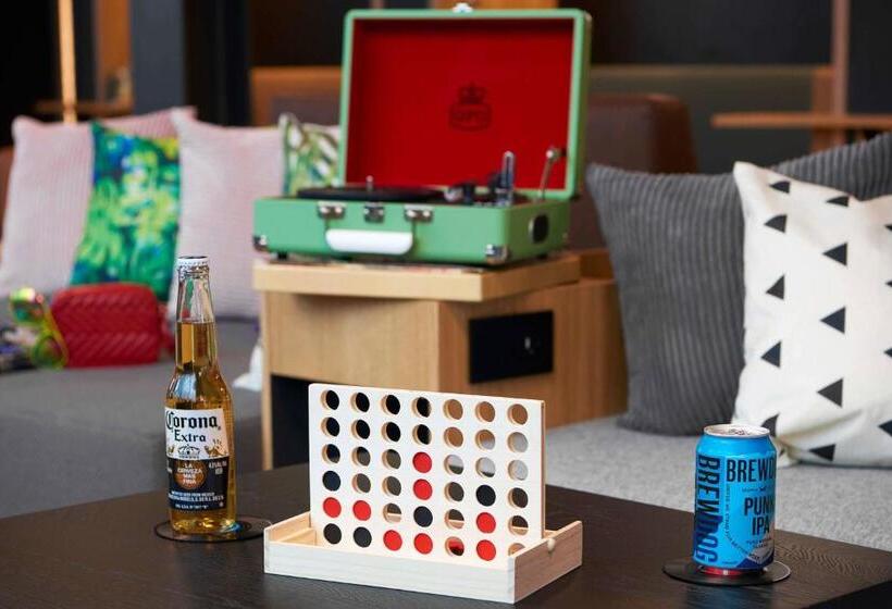 בית מלון כפרי Moxy Milton Keynes