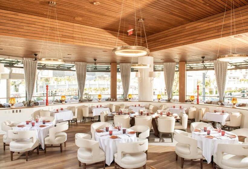 هتل The Cromwell
