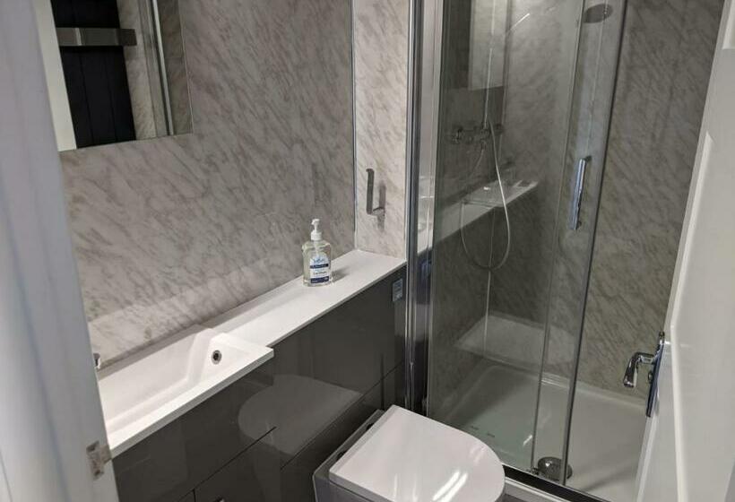 مبيت وإفطار The Halfway House Inn