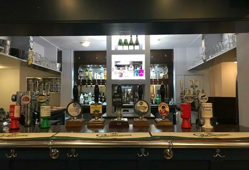 مبيت وإفطار The Halfway House Inn