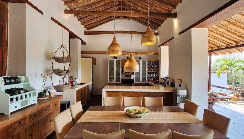 تختخواب و صبحانه Casa Yahri