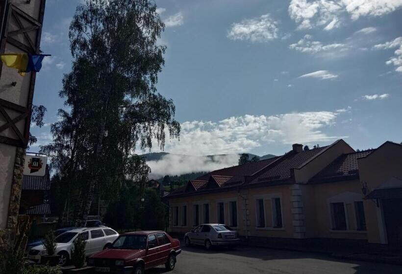 Пансион під каштаном