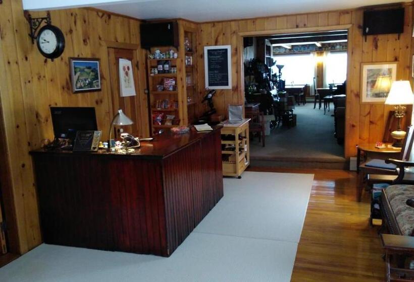 הוסטל Amherst Shore Country Inn