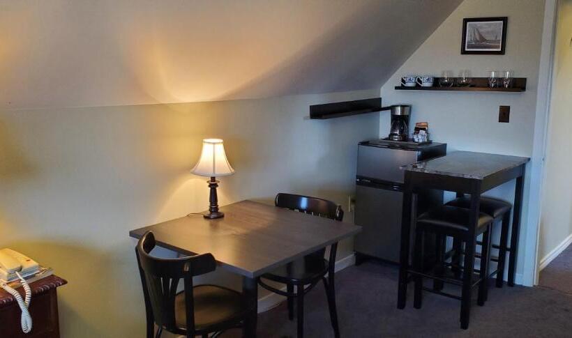 הוסטל Amherst Shore Country Inn