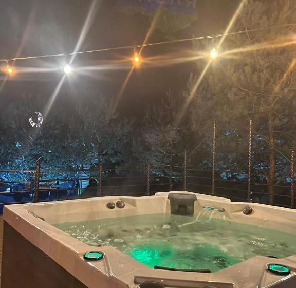 Отель Chorna Skelya Resort & Wellness