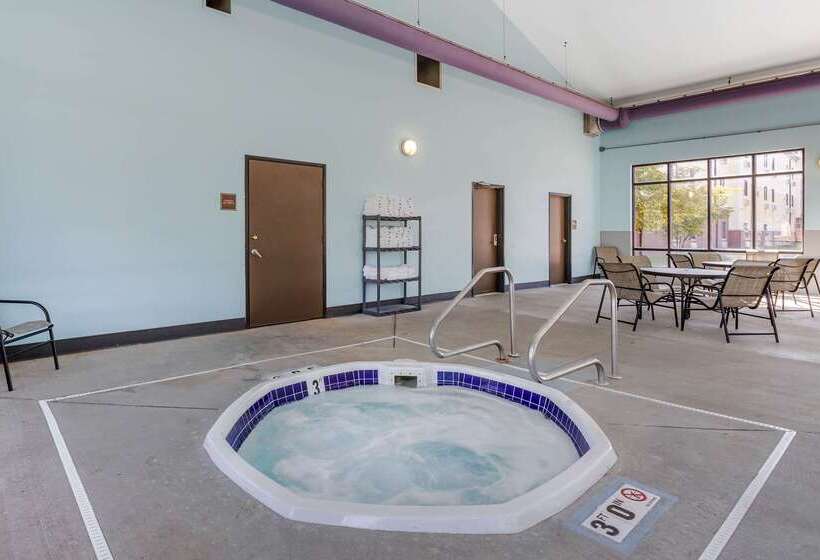 هتل Econo Lodge Inn & Suites Fairgrounds