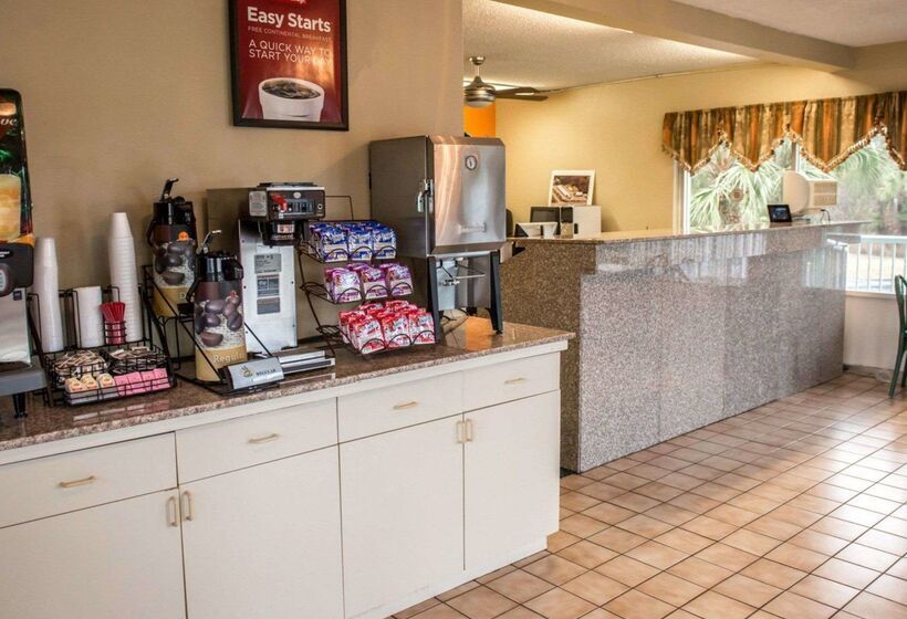 בית מלון כפרי Econo Lodge Lake City North