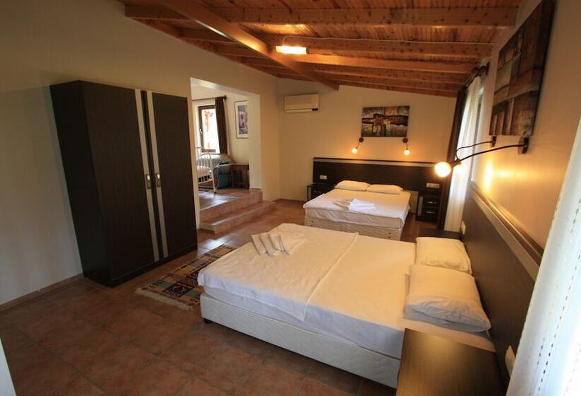 هتل Holiday Calbis