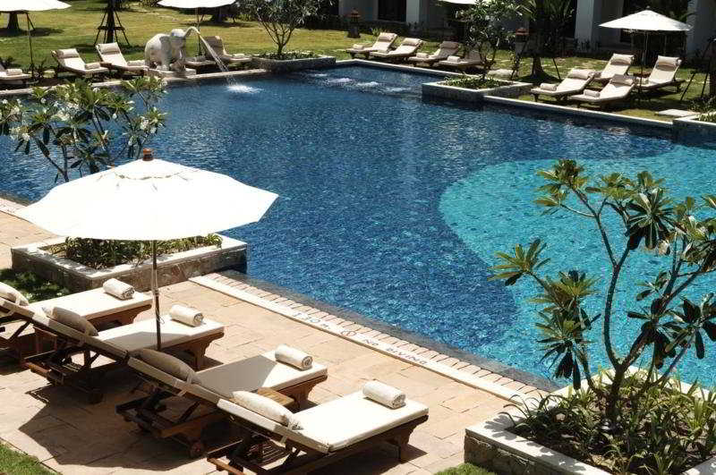 هتل Naithonburi Beach Resort