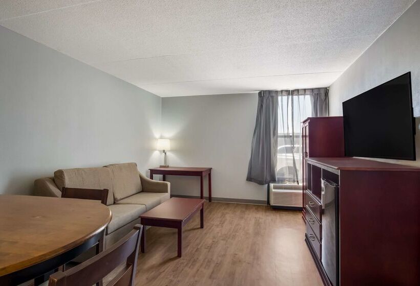 هتل Clarion Inn & Suites Airport