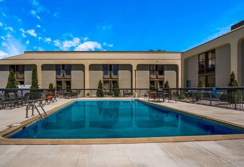 هتل Clarion Inn & Suites Airport