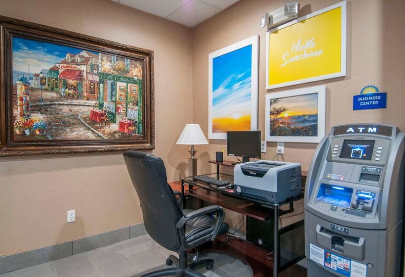 호텔 Days Inn & Suites By Wyndham San Antonio Near Frost Bank Center