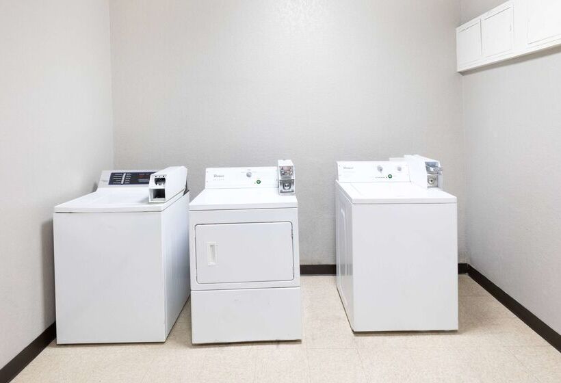 호텔 Days Inn & Suites By Wyndham San Antonio Near Frost Bank Center