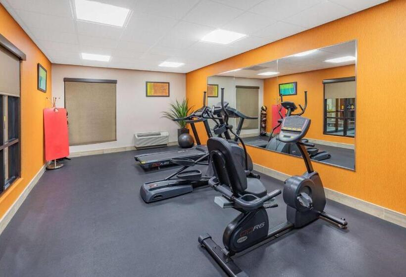 호텔 Days Inn & Suites By Wyndham San Antonio Near Frost Bank Center