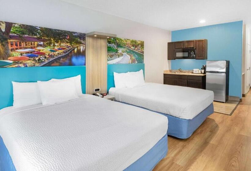 호텔 Days Inn & Suites By Wyndham San Antonio Near Frost Bank Center