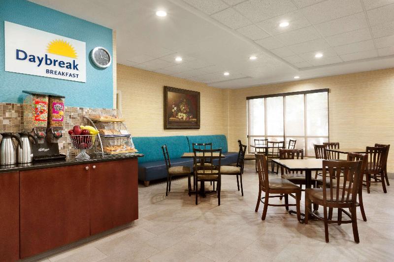 호텔 Days Inn & Suites By Wyndham San Antonio Near Frost Bank Center