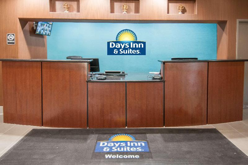 호텔 Days Inn & Suites By Wyndham San Antonio Near Frost Bank Center