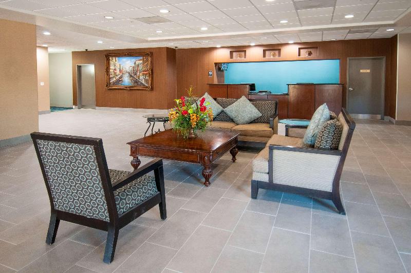 호텔 Days Inn & Suites By Wyndham San Antonio Near Frost Bank Center