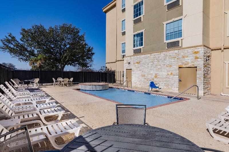 호텔 Days Inn & Suites By Wyndham San Antonio Near Frost Bank Center