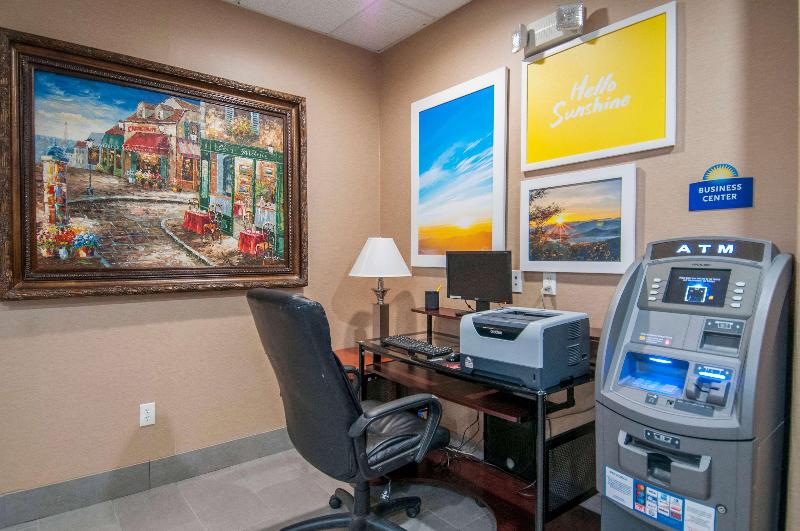 호텔 Days Inn & Suites By Wyndham San Antonio Near Frost Bank Center
