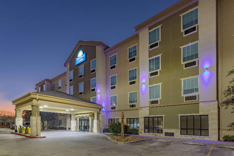 호텔 Days Inn & Suites By Wyndham San Antonio Near Frost Bank Center