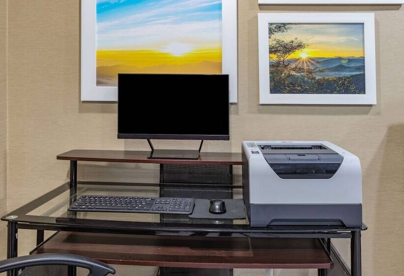 호텔 Days Inn & Suites By Wyndham San Antonio Near Frost Bank Center