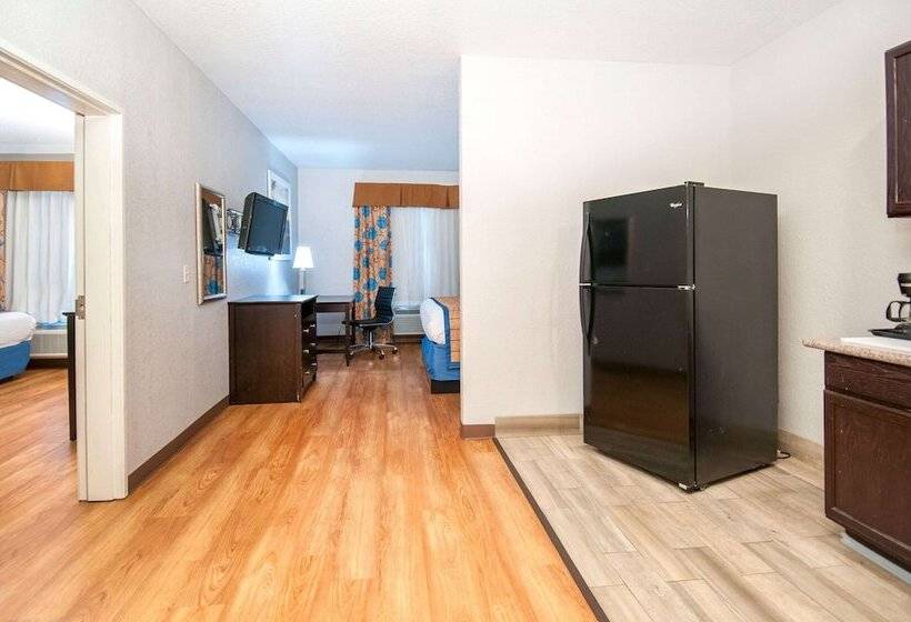 호텔 Days Inn & Suites By Wyndham San Antonio Near Frost Bank Center