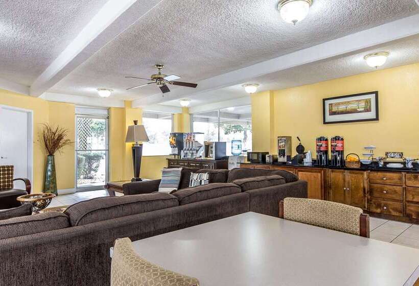 هتل Econo Lodge Byron