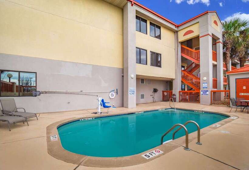 هتل Quality Inn & Suites Ft. Jackson Maingate