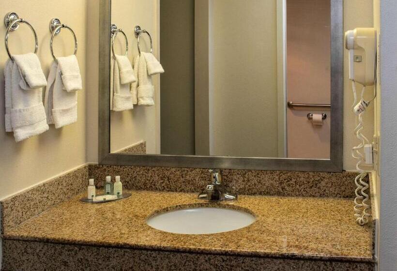 هتل Quality Suites Lake Wright  Norfolk Airport